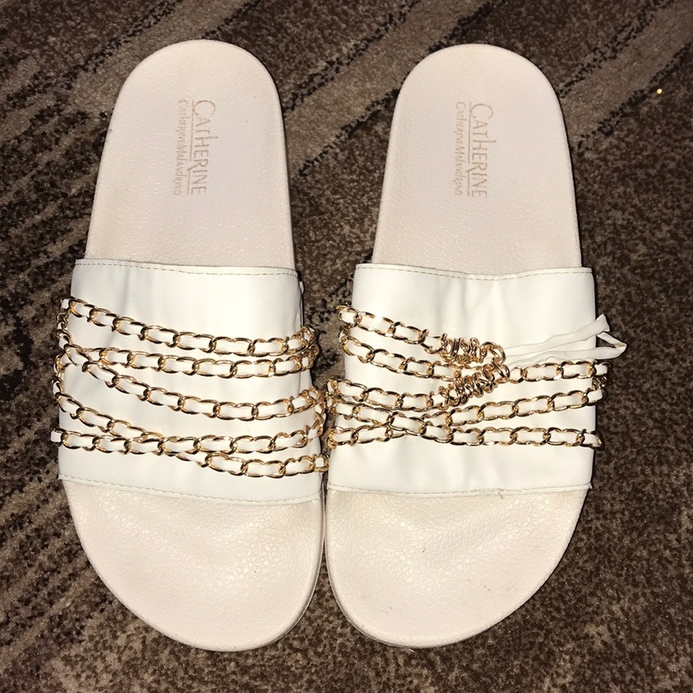 Catherine’s white gold chain slides